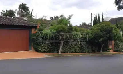 Casa com 4 dormitórios e 2 suítes, com piscina no Parque Santa Mônica próxima ao Hospital Santa Casa em São Carlos