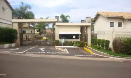 casa com 3 dormitórios sendo 1 suíte em condomínio fechado.