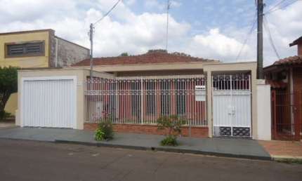 Casa com 3 dormitórios e 1 suíte na Vila Nery próxima a ETEC Paulino Botelho em São Carlos
