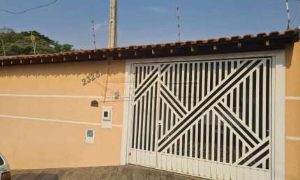 Casa padrão bem espaçosa e arejada com ótima localização