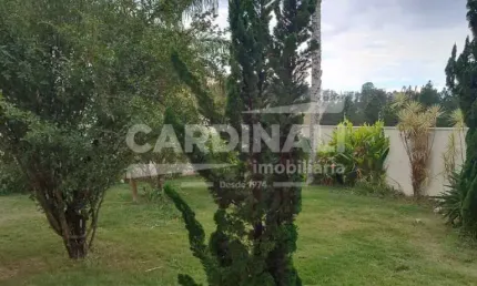casa com 5 dormitórios sendo 3 suítes, 6 vagas de garagens, área de lazer completa.