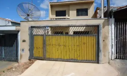 Casa sobrado com 3 dormitórios no Jardim Medeiros próxima a Escola Carmine Botta em São Carlos