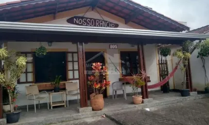 Casa isolada com 3 suítes e 4 vagas de garagem!! no canto do forte!