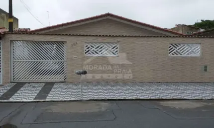 Casa ISOLADA no Solemar, 4 dormitórios, piscina, edícula, confira na imobiliária em Praia Grande.