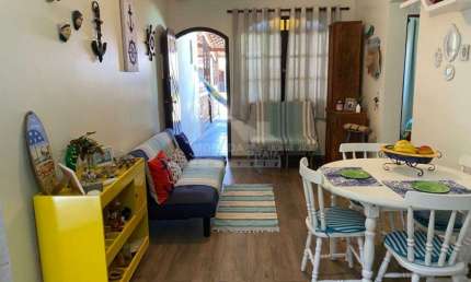 Casa Condomínio Fechado no FORTE, 2 dormitórios, piscina, confira na imobiliária em Praia Grande.