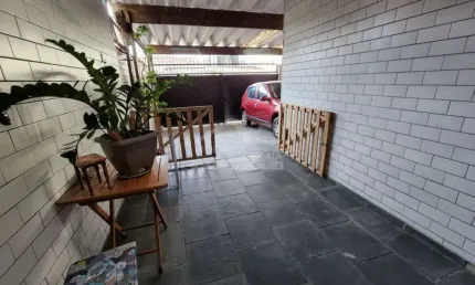 Casa Geminada na Vila Guilhermina, 3 dormitórios, 3 vagas, piscina, confira em Praia Grande - SP.