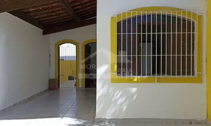 Casa geminada na vila guilhermina, 2 dormitórios, 2 vagas, confira na praia grande.