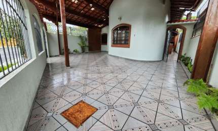Casa ISOLADA na Vila Balneário, 3 dormitórios, 4 vagas, confira na imobiliária em Praia Grande.