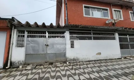 Casa geminada na mirim, 2 dormitórios, 2 vagas, confira na praia grande.