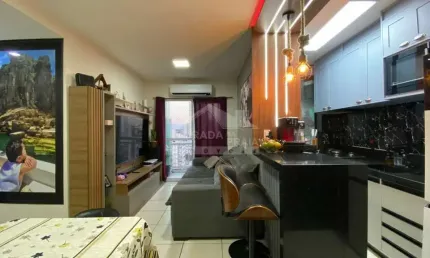 Apartamento com planejados na ocian, 3 dormitórios, 2 vagas, lazer, confira na morada na praia.