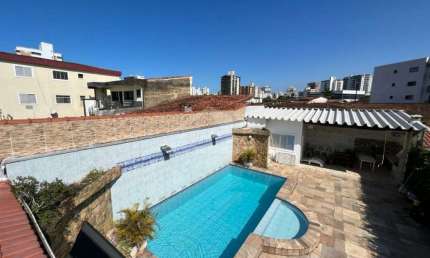 Casa de 3 dormitórios, 4 vagas de garagem e piscina na Guilhermina- Praia Grande!!!!