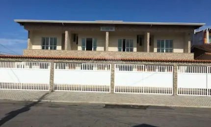 Casa sobreposta de condomínio com 2 dorms. (2 suítes), somente aqui na imobiliária Morada na Praia.