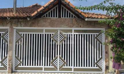 Linda Casa no Caiçara, piscina, 3 dormitórios, 2 vagas, quintal, confira em Praia Grande