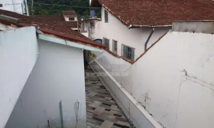 Casa geminada no forte, 2 dormitórios, quintal, confira na imobiliária em praia grande.