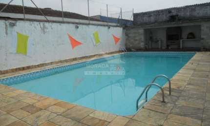 Casa no Boqueirão com 3 dormitórios, edícula e piscina, confira na imobiliária em Praia Grande.