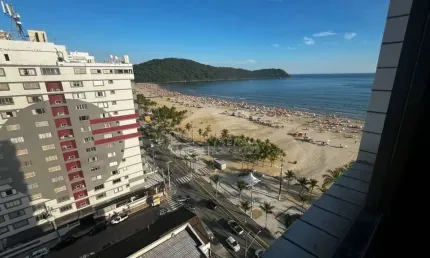 Apartamento FRENTE MAR no Boqueirão, 2 dormitórios, sacada, confira na imobiliária em Praia Grande.