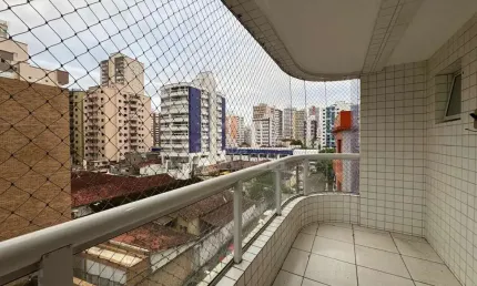 Apartamento totalmente reformado, frente rua ha 200 metros da praia
