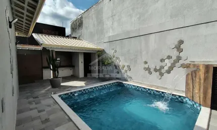 Casa ISOLADA no Caiçara, 4 suítes, 3 vagas, piscina, confira em Praia Grande.