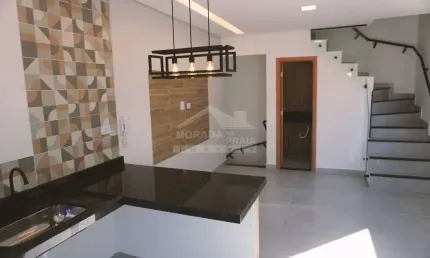Casa duplex em condomínio fechado na mirim, 2 suítes, confira em praia grande.