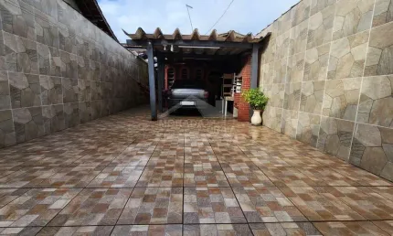 Casa geminada na mirim, 2 dormitórios, 4 vagas, churrasqueira, confira somente em praia grande.