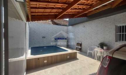 Casa com piscina aquecida e churrasqueira na Ocian, Praia Grande, SP.