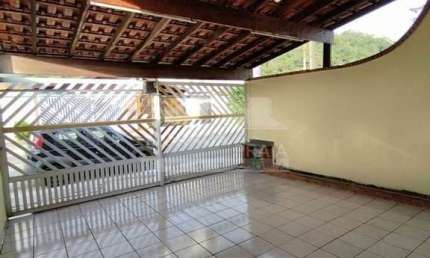 Casa no Canto do Forte com 2 dormitórios, 1 suíte, 2 vagas, confira na imobiliária em Praia Grande.