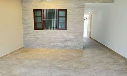 Casa geminada com 2 dormitório, banheiro, quintal, garagem confira na imobiliária em Praia Grande.