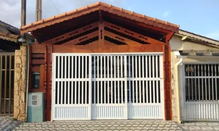 Casa geminada no jardim real, 2 dormitórios, quintal, edícula, confira na morada na praia.