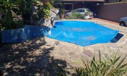 Casa ISOLADA no Forte, 3 dormitórios, piscina, quintal, confira na Imobiliária em Praia Grande.