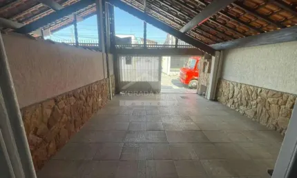 Casa na guilhermina, 3 dormitórios, quintal, confira na imobiliária em praia grande.