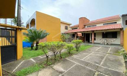 Casa Isolada na Mirim 4 dormitórios, 4 vagas, confira na imobiliária em Praia Grande.