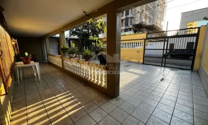 Casa ISOLADA no Canto do Forte, 3 dormitórios, quintal, confira na imobiliária em Praia Grande.