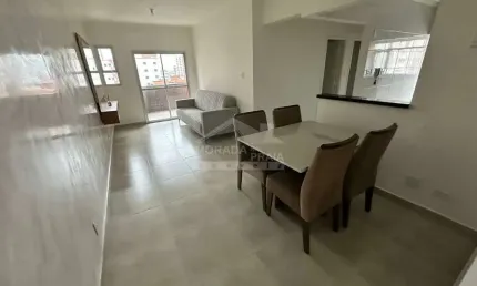 Apartamento mobiliado na vila tupi, 2 dormitórios, sacada, 150 metros mar, confira em praia grande.