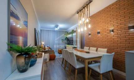 Apartamento na Ocian, 2 dormitórios, 1 suíte à 300 metros da praia.