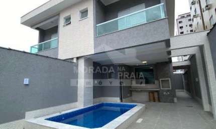 Sobrado Geminado na Vila Tupi, 3 suítes, piscina, sacadas, confira em Praia Grande.