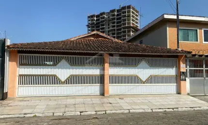 Casa TÉRREA e SENSACIONAL na Guilhermina, 4 dormitórios, área gourmet, só em Praia Grande.