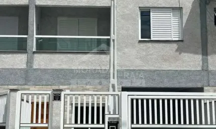 Sobrado triplex zero quilômetro na aviação, 3 dormitórios, 1 vaga, confira em praia grande.
