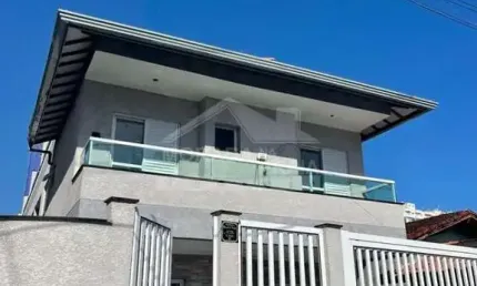 Sobrado zero quilômetro na aviação, 2 suítes, sacadas, 3 vagas, confira em praia grande.