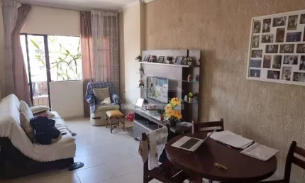 Apartamento a 100 metros da praia, com 2 banheiros, sacada, ótimo espaço interno.