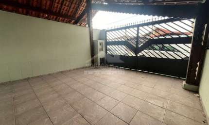 Casa geminada no Caiçara, 2 dormitórios, quintal, 2 vagas, confira somente em Praia Grande.