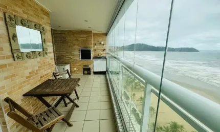 Apartamento frente ao mar e mobiliado, 3 dormitórios, lazer, confira na imobiliária em praia grande.