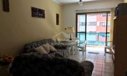 Apartamento no Forte MOBILIADO, 2 dormitórios, sacada, confira na imobiliária em Praia Grande.