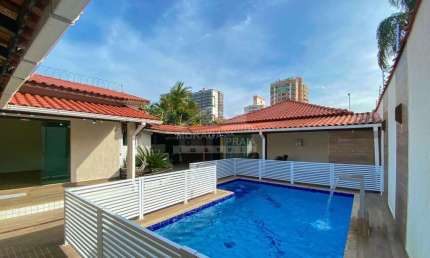Casa ISOLADA no FORTE, 3 dormitórios, piscina, terraço, só na imobiliária em Praia Grande.