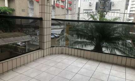 Apartamento MOBILIADO, frente rua na Guilhermina, 2 dormitórios, sacada, confira em Praia Grande.