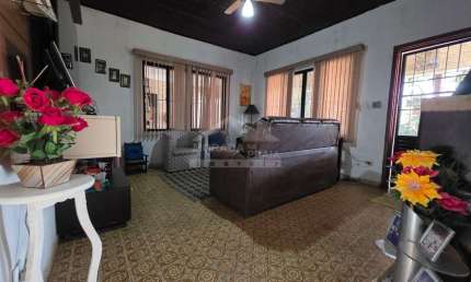 Casa ISOLADA no Forte, 5 dormitórios TOTAIS, 4 vagas, quintal, edícula, confira em Praia Grande.