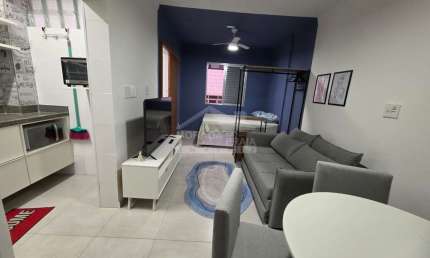 Kitnete MOBILIADA na Guilhermina, prédio frente mar, confira na imobiliária em Praia Grande.