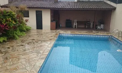 Sobrado ISOLADO no Canto do Forte, 5 dormitórios, 8 vagas, piscina, confira em Praia Grande.