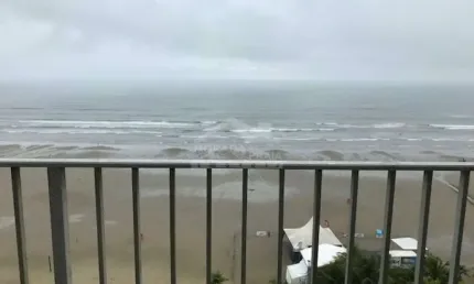 Apartamento frente ao mar na aviação, 2 dormitórios, sacada, confira em praia grande.