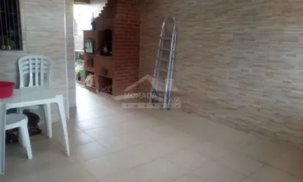 Casa geminada no canto do forte, 2 dormitórios, 2 vagas, confira na imobiliária em praia grande.