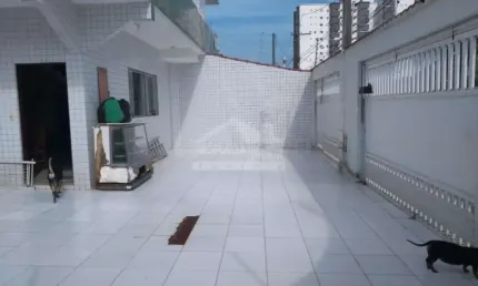 Sobrado isolado na mirim, 3 suítes, sacadas, 7 vagas, confira na imobiliária em praia grande.